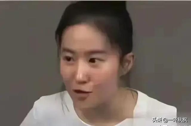 刘亦菲素颜出镜,与路人无差别,网友:这才是真实状态