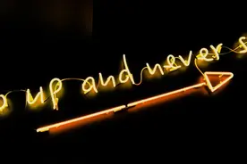 关于男女对视谁都不闪躲，这意味着相互喜欢吗？图片