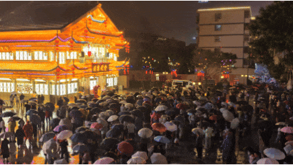 伞下热情，驱散秋寒丨雨中的邯郸道演出不停 游客热情不减！
