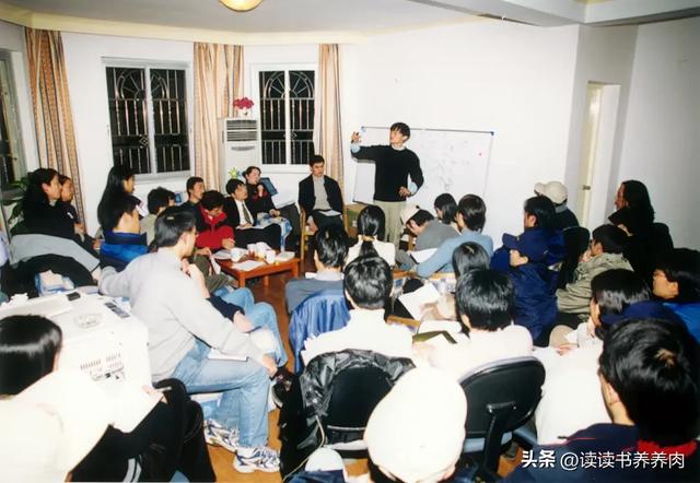 听听雷军是怎么评价马云的，他说：马云实在是强大的不得了，崇拜