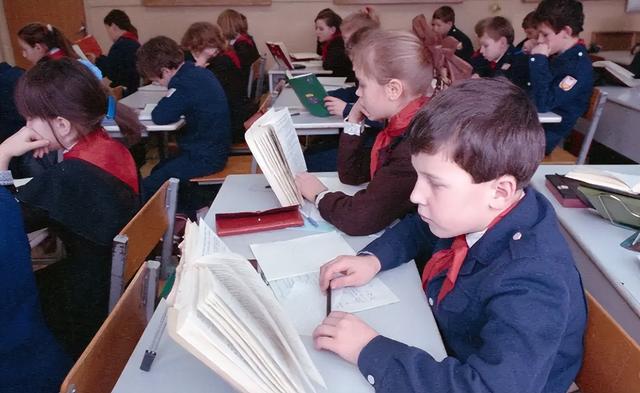 高市早苗拒不认错，乌克兰派人赶赴北京，送来一个中方期待的承诺