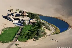 为了一个沙漠“小池塘”，投资了47亿还年年送水，有这必要吗?图片