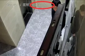 女生凌晨发现床下陌生男，未穿衣服还笑，监控曝光图片