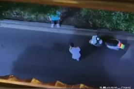 学生高考的前一晚包夜上网，老爸崩溃嚎啕大哭，狂扇自己耳光！图片