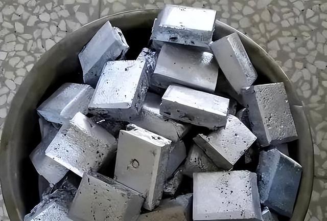 最后关头，中国踩了刹车，少卖74吨稀土磁铁，特朗普被戴上紧箍咒