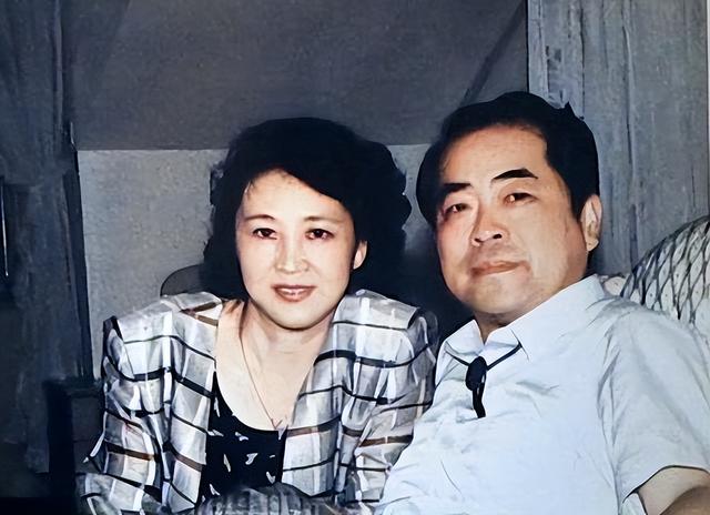 和朋友妻子偷情10年，北京庄园让给继子，难怪范曾亲女儿撕破脸