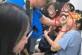 强迫小姑娘让座，被拒后竟还拿拐杖在女孩大腿间扒拉，老流氓！图片