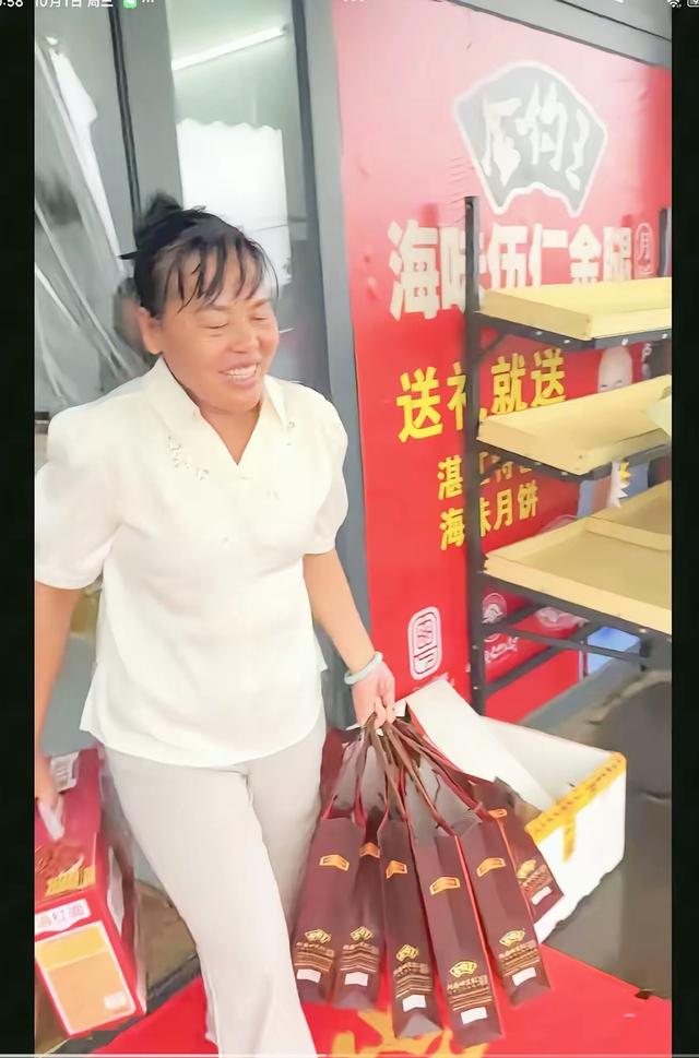 人靠衣装，全红婵妈妈一打扮差点认不出来了，端庄大气，判若两人