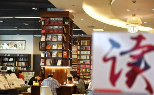 新华书店真不行了，人人只看不买却越赚越多？