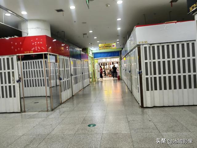 透笼市场一楼咋有多个铺位关门了，楼内有点热，似乎没开空调