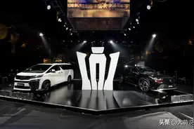 配2.5L混动+双叉臂悬架，这款丰田豪华SUV，皇冠陆放真的卷爆了图片