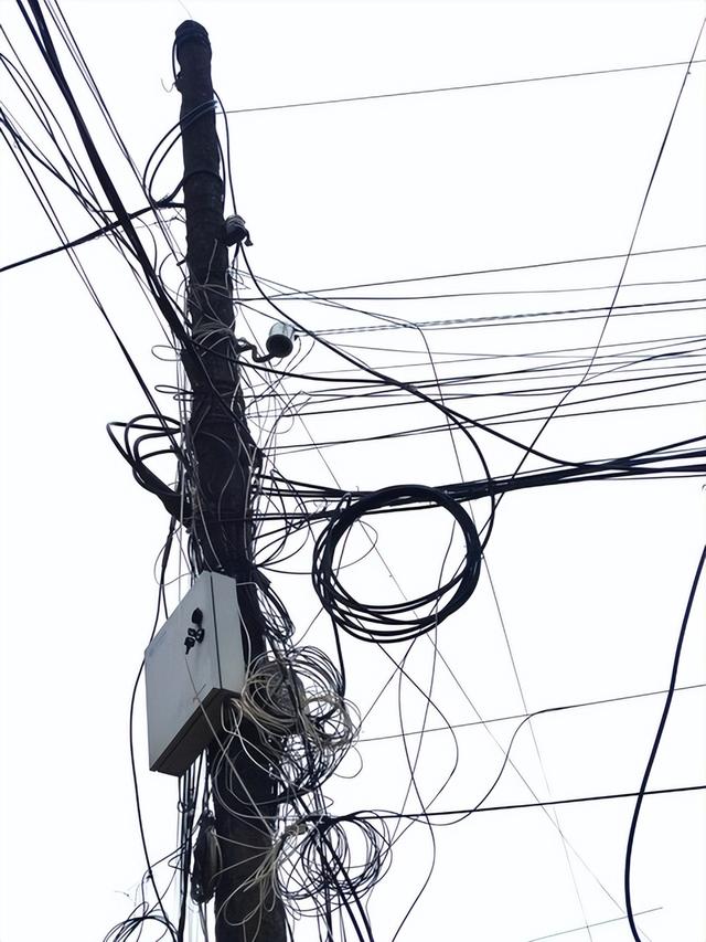 俄乌战争无人机光纤密如蛛网，无人机为什么会用光纤？