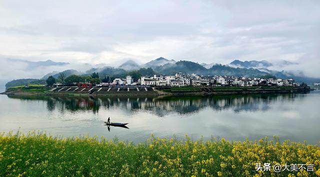 徽州春行：云漫花田，烟笼古村