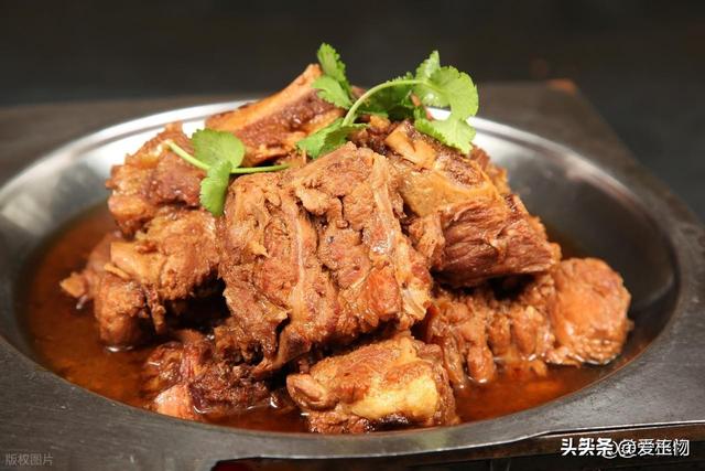 买猪骨头，内行人专挑这2个部位，肉多骨少，价格比瘦肉便宜一半