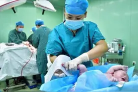 新生儿为何留脚印而不是手印？医生不明说，做父母的也要知道缘由图片