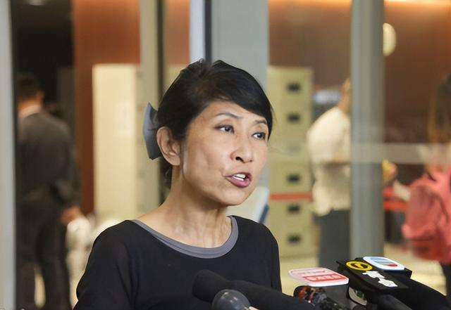 苍天饶过谁！拒唱国歌否认中国籍，俩儿子送美国的她，下场如何？