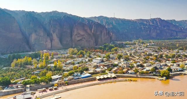 以金黄为主色调的秋日景泰龙湾