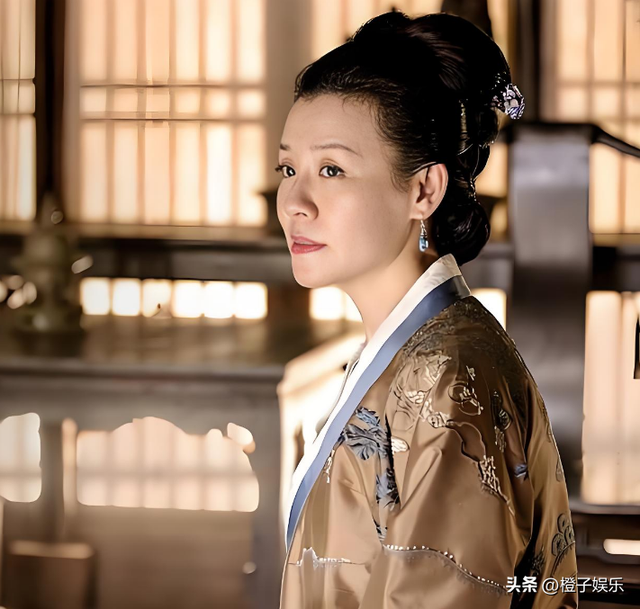 与四婚名导同居三年流产两次不结婚，转身下嫁穷小子，如今咋样？