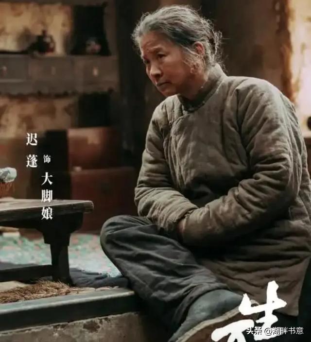 迟蓬在北京面包店被偶遇，她穿着休闲装 头发花白，本人真的好温柔