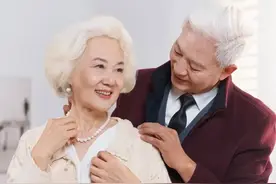 不想老年痴呆，建议吃两样菜，健脑益智增强记忆，老年人要记得吃图片