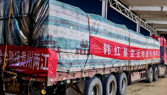 贪污上亿、假慈善？被实名举报的韩红，如今连坐椅子都成了“错”