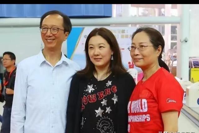恩爱23年抵不过残酷现实，73岁梁锦松衰老萎缩，47岁伏明霞仍貌美