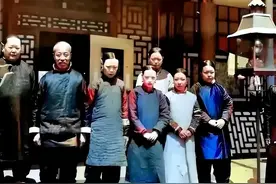 晚清老照片：地主与五位妻妾，正妻脸大腰圆，小妾头梳得油光蹭亮图片