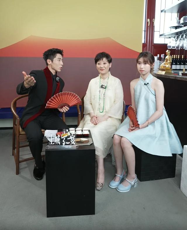 北京这一夜，宋佳气质好，刘雅瑟造型看不懂，徐帆带养女亮相