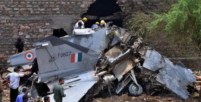 迪拜航展出糗！印度光辉战机坠毁，40年研发成笑柄？