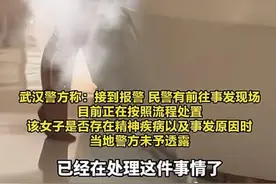 辣眼睛！年轻女子商场捂脸裸奔，警方回应正处置，评论区各种猜测图片