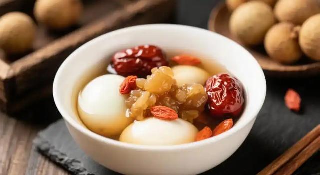 比红枣补血	，黄芪补气！秋冬每天吃几颗，助眠补气血，养出好气色