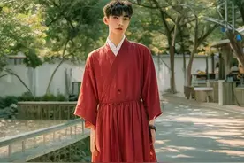 男生穿裙子的美丽与自信图片