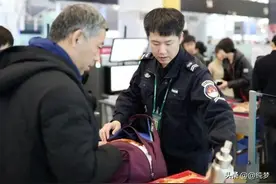 机场安检员提醒，这三样东西可以带上飞机，好多人不懂都偷偷扔了图片