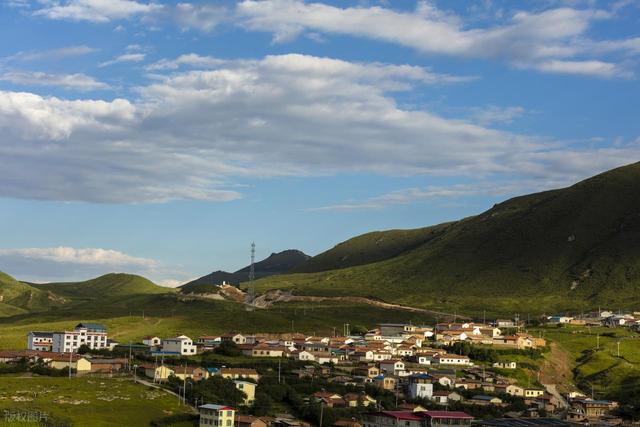 甘肃与四川青海三省交界有座小城，雪山碧水，让张骞都流连忘返