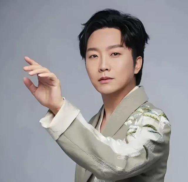 这一次，47岁的“跳梁小丑	”李玉刚，如今已彻底走上了另一条道路