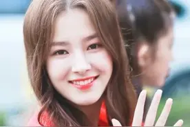 韩国女团成员李承利凭微胖身材火爆网络图片