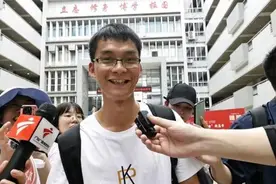 唐尚珺的大学自我介绍：希望同学不要叫他叔，叫他唐哥或珺哥图片