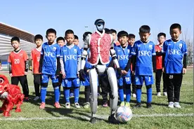 宇树机器人雄安首秀，为足球赛开球图片