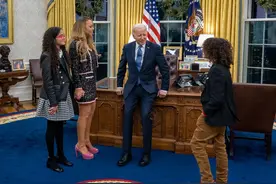 “花蝴蝶”玛丽亚凯莉做客白宫！和亚裔小男友分手后，变美变瘦了图片