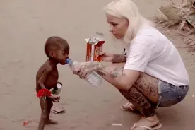 2016年，那个向白人美女讨水的非洲两岁小男孩，他后来怎么样了？图片