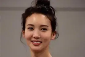 早期的金晨好自然啊！而且嘴也不歪，比现在漂亮多了图片