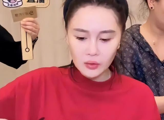 钱再多有用吗？68岁赵本山近况曝光，三人打伞伺候，女儿是心头病