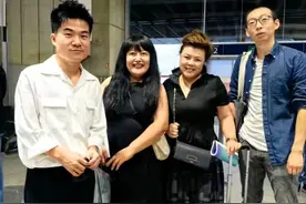 前脚董宇辉刚到法国受到热情欢迎，后脚个人账号更换认证重获新生图片