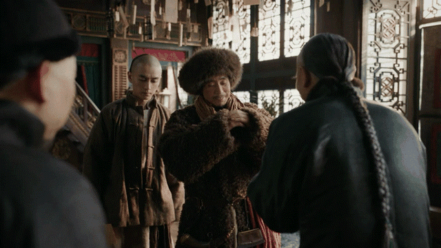 54岁凭央视大剧一夜爆火，如今又父子同台飙戏，17岁儿子比他还帅