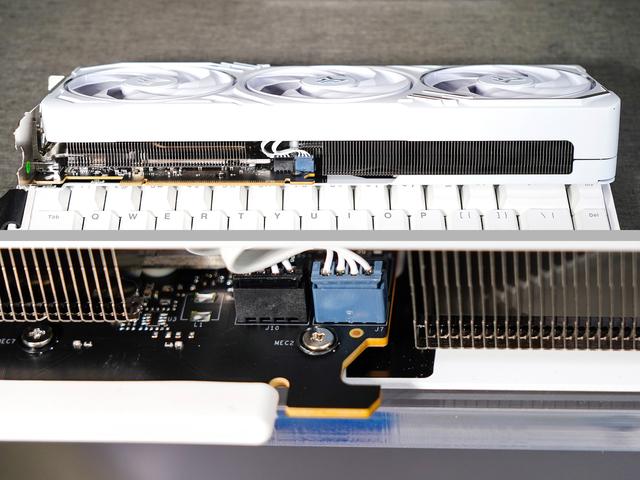8G显存是原罪，还是光追来背锅？RTX5060金属大师对比评测