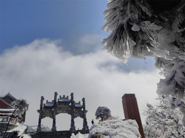 雪霁云海涌 泰山披银装