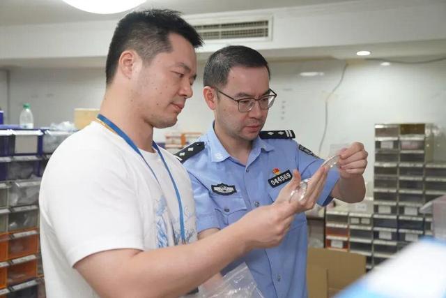 22人被抓！上海一小区别墅成窝点，夫妇俩为首干这种事，还在直播间里卖