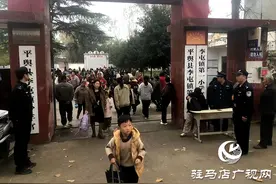 平舆县李屯镇：“护学岗”坚守 守护平安放学路图片