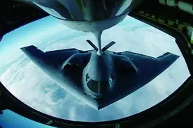 倾巢出动？美航母紧急撤离亚太，多架B2隐轰压境，胡塞遭遇猛烈轰炸图片