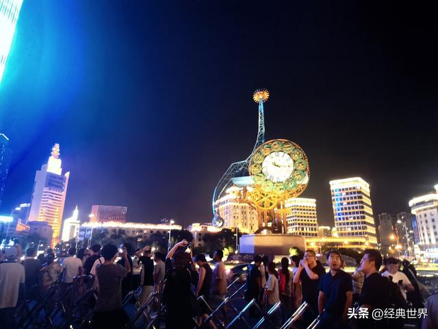 夜幕下的海河
